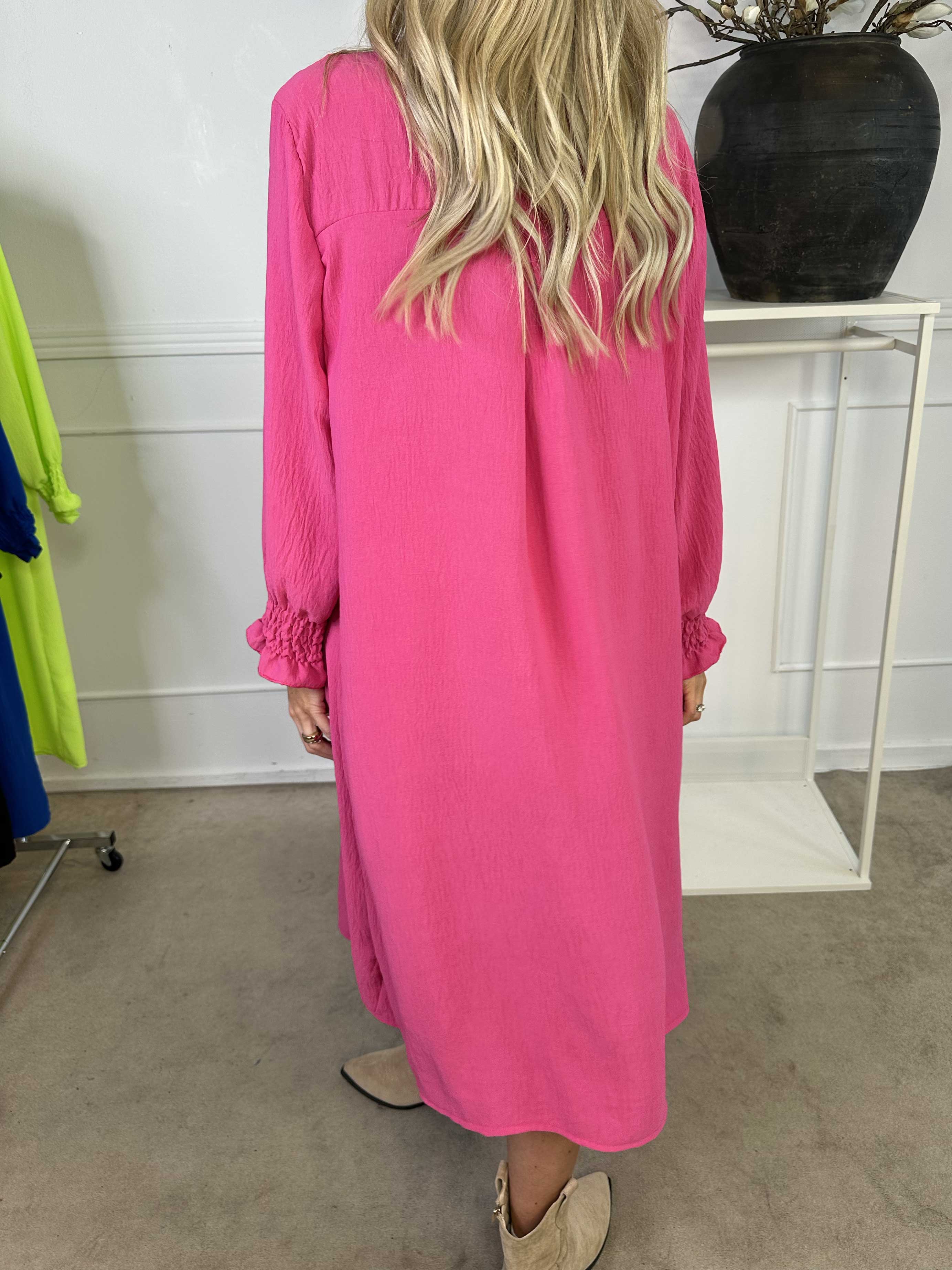 Marisol - Söt smockad klänning med v-ringning